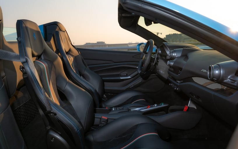 Ferrari F8 Tributo Spyder (Blau), 2023  zur Miete in Abu Dhabi