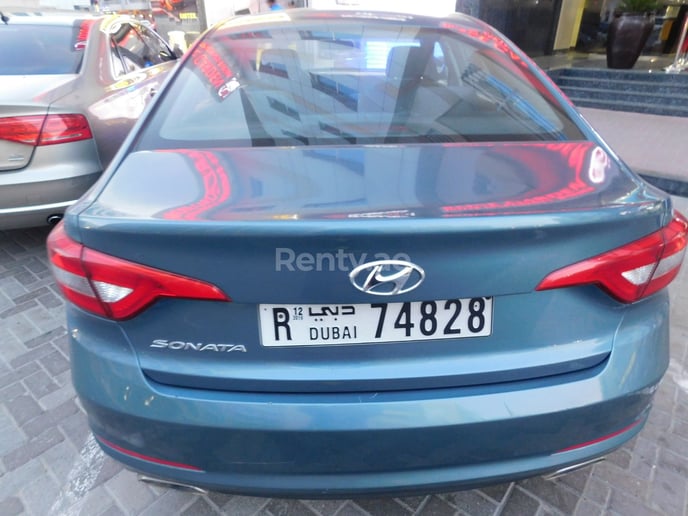 Hyundai Sonata (Blauw), 2015 te huur in Dubai