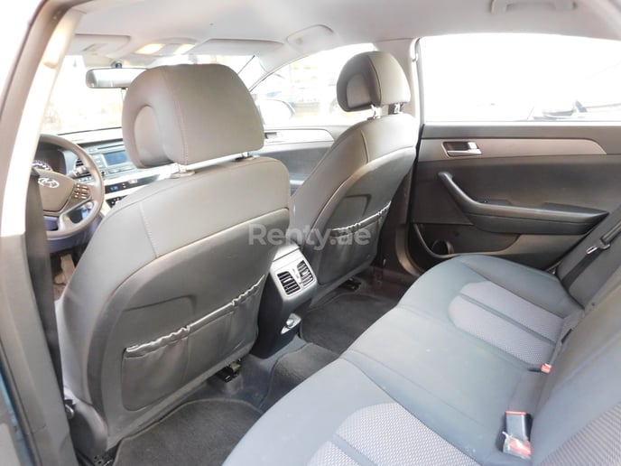 Hyundai Sonata (Blauw), 2015 te huur in Dubai