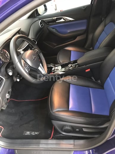 إيجار إنفينيتي Q30 (أزرق), 2019 في دبي