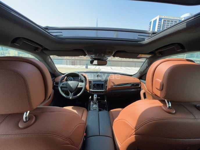 在迪拜 租 玛莎拉蒂莱万特 HYBRID 2022 (蓝色), 2022