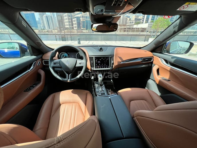 在迪拜 租 玛莎拉蒂莱万特 HYBRID 2022 (蓝色), 2022