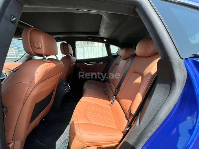 在迪拜 租 玛莎拉蒂莱万特 HYBRID 2022 (蓝色), 2022