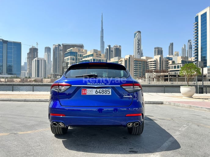 在迪拜 租 玛莎拉蒂莱万特 HYBRID 2022 (蓝色), 2022