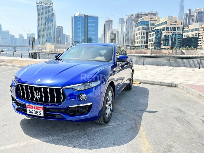 在迪拜 租 玛莎拉蒂莱万特 HYBRID 2022 (蓝色), 2022