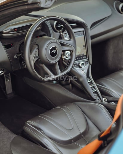 McLaren 720 S Spyder (Bleue), 2020 &agrave; louer &agrave; Duba&iuml;