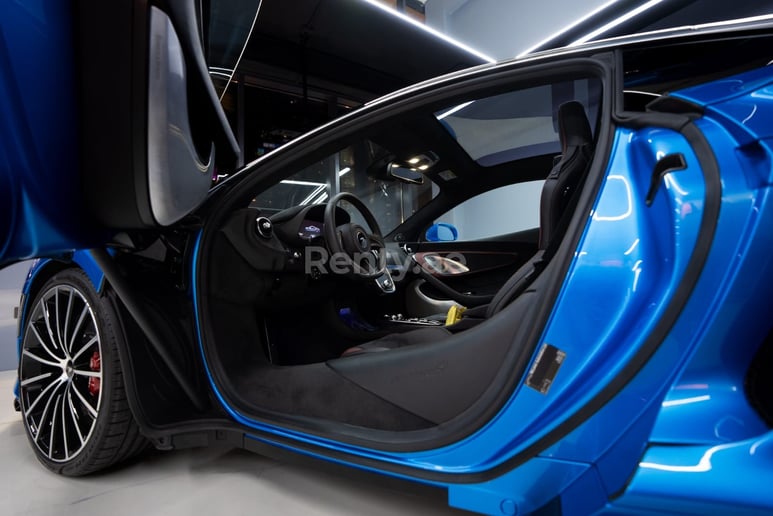 Dubai'de kiralık Mclaren GT (Mavi), 2022