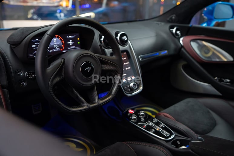 Dubai'de kiralık Mclaren GT (Mavi), 2022