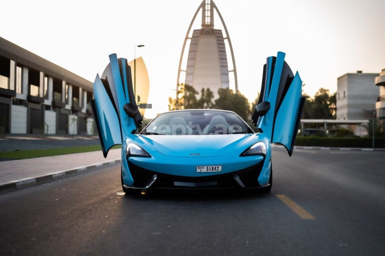 在迪拜 租 迈凯轮570S (蓝色), 2018
