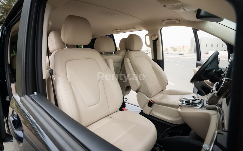 在阿布扎比 租 梅赛德斯 V250 (蓝色), 2019