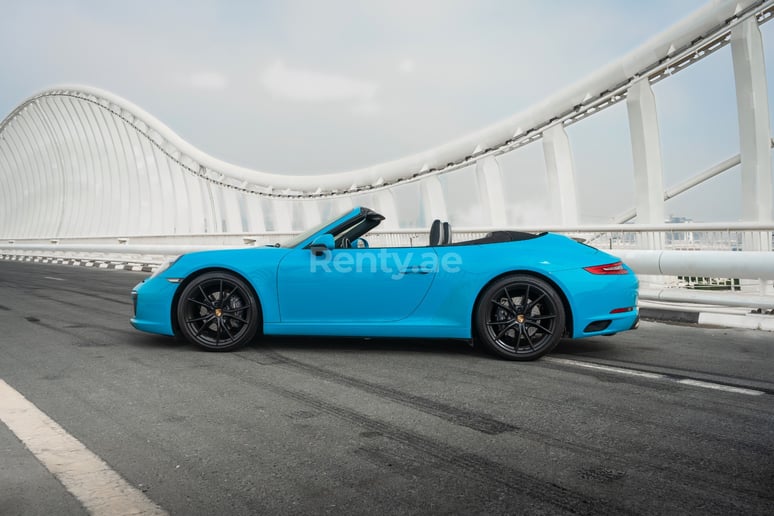 Porsche 911 Carrera cabrio (Azul), 2018 para alquiler en Abu Dhabi