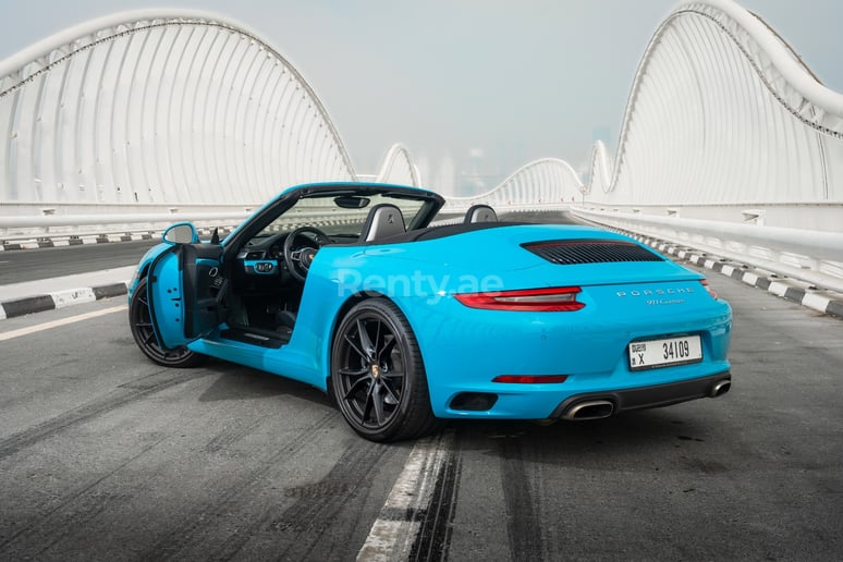 Porsche 911 Carrera cabrio (Azul), 2018 para alquiler en Abu Dhabi