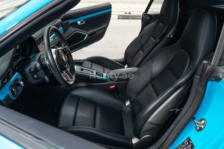 Porsche 911 Carrera cabrio (Azul), 2018 para alquiler en Abu Dhabi