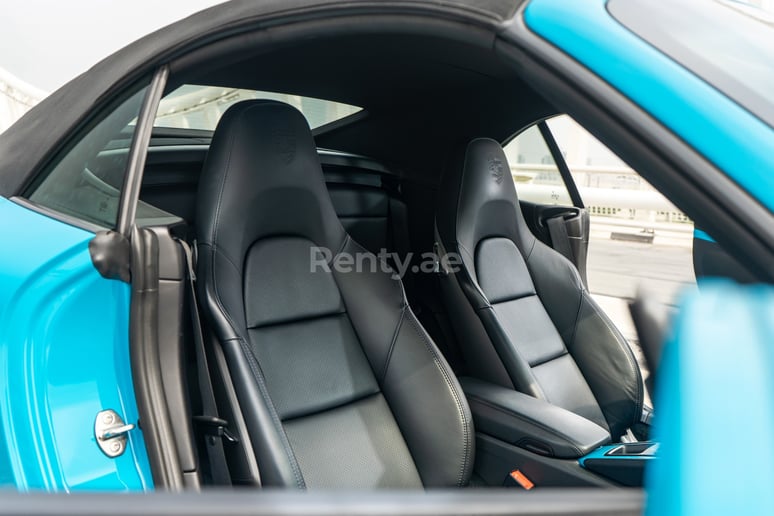 Porsche 911 Carrera cabrio (Azul), 2018 para alquiler en Abu Dhabi