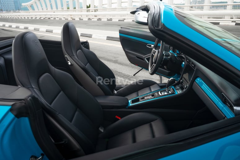 Porsche 911 Carrera cabrio (Azul), 2018 para alquiler en Abu Dhabi