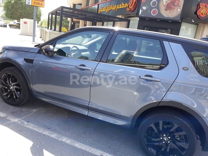 Range Rover Discovery (Blue), 2019 for rent in Dubai