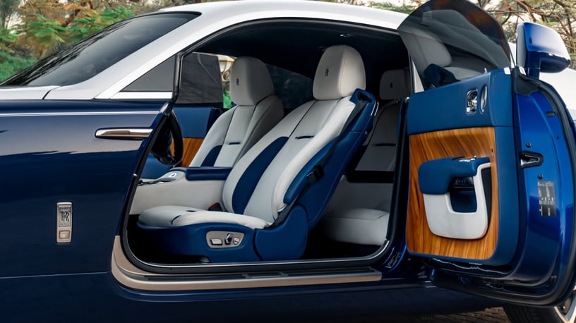 Abu Dabi'de kiralık Rolls Royce Wraith (Mavi), 2019