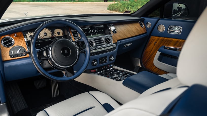 Abu Dabi'de kiralık Rolls Royce Wraith (Mavi), 2019