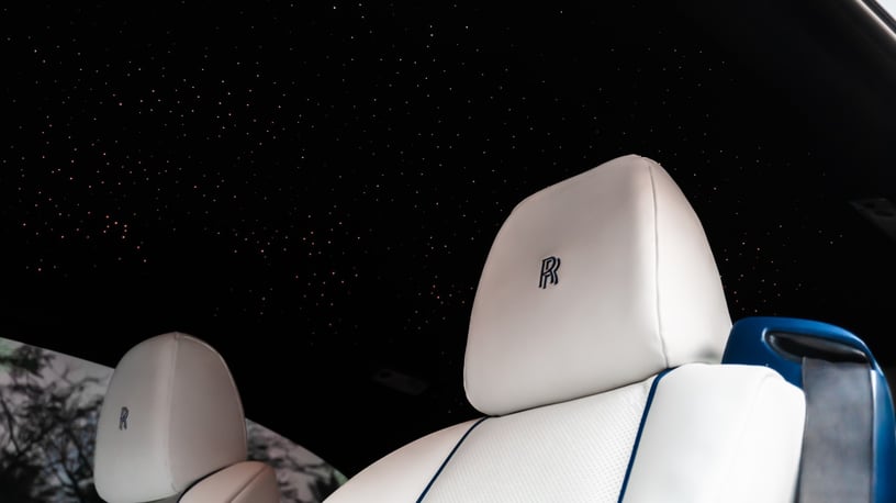 Abu Dabi'de kiralık Rolls Royce Wraith (Mavi), 2019