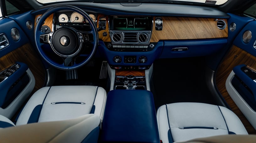Abu Dabi'de kiralık Rolls Royce Wraith (Mavi), 2019