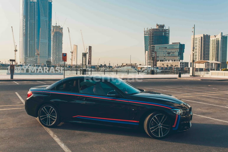 BMW 430i Cabrio (Черный), 2018 для аренды в Дубай