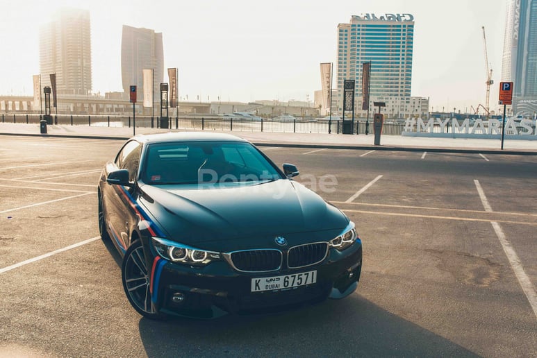 BMW 430i Cabrio (Черный), 2018 для аренды в Дубай