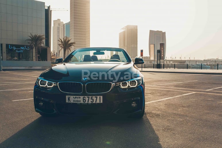 BMW 430i Cabrio (Черный), 2018 для аренды в Дубай