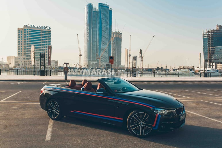 BMW 430i Cabrio (Черный), 2018 для аренды в Дубай
