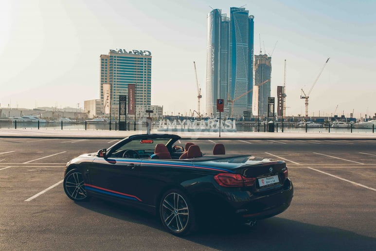 BMW 430i Cabrio (Черный), 2018 для аренды в Дубай
