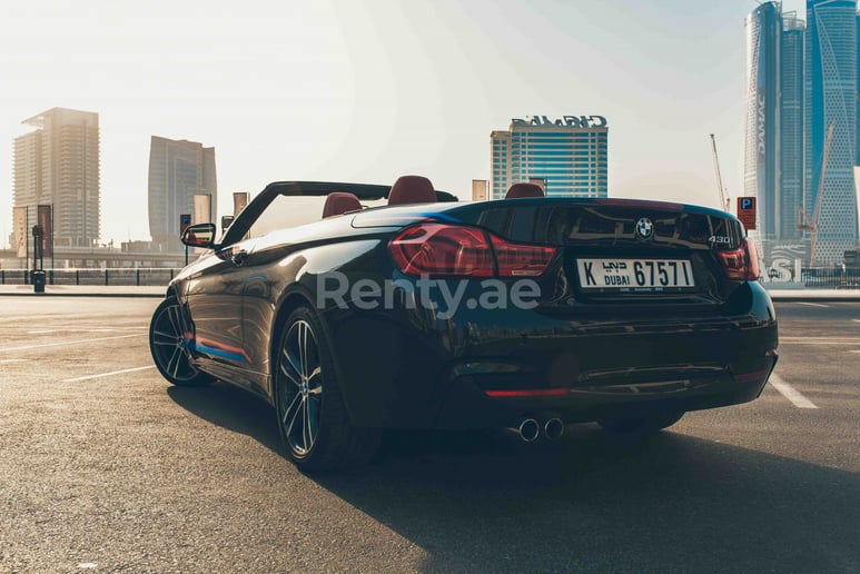 BMW 430i Cabrio (Черный), 2018 для аренды в Дубай