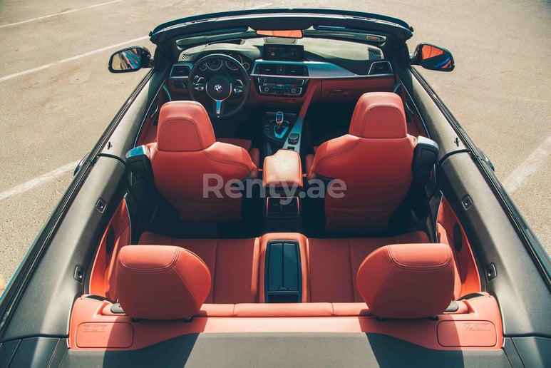 BMW 430i Cabrio (Черный), 2018 для аренды в Дубай