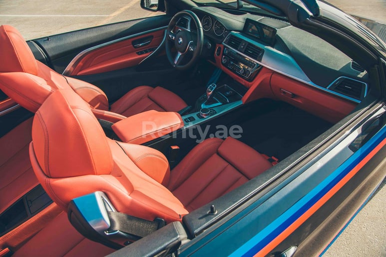BMW 430i Cabrio (Черный), 2018 для аренды в Дубай