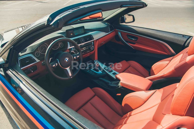 BMW 430i Cabrio (Черный), 2018 для аренды в Дубай