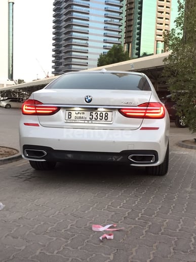 BMW 7 Series (Bianco Brillante), 2019 in affitto a Dubai