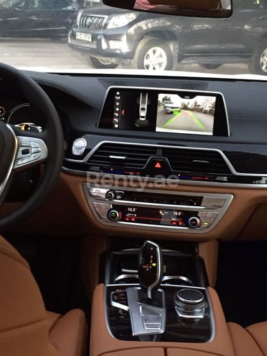 BMW 7 Series (Bianco Brillante), 2019 in affitto a Dubai