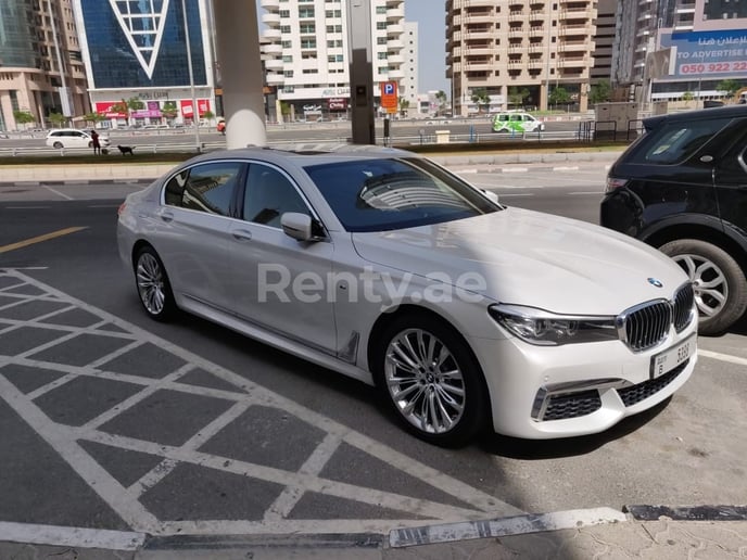 BMW 7 Series (Bianco Brillante), 2019 in affitto a Dubai