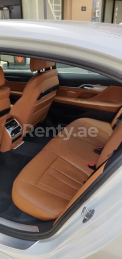 BMW 7 Series (Bianco Brillante), 2019 in affitto a Dubai