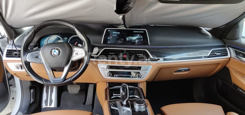 BMW 7 Series (Bianco Brillante), 2019 in affitto a Dubai