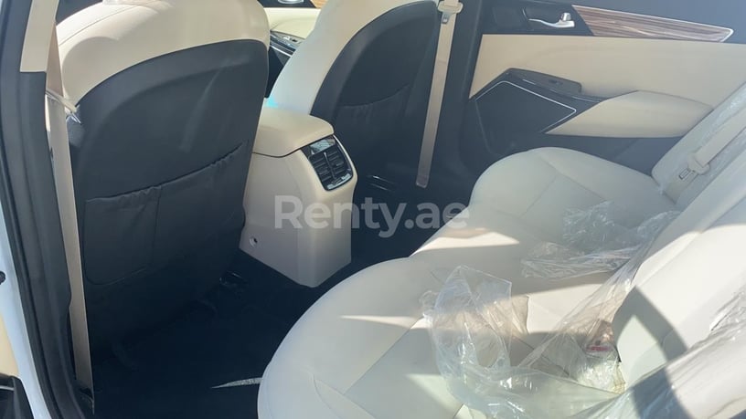 إيجار كيا كادينزا (ناصعة البياض), 2020 في دبي