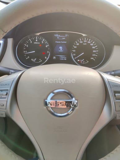 Nissan Xtrail (Helder Wit), 2016 te huur in Dubai