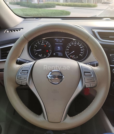 Nissan Xtrail (Helder Wit), 2016 te huur in Dubai