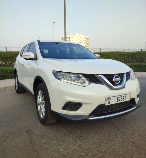 Nissan Xtrail (Helder Wit), 2016 te huur in Dubai