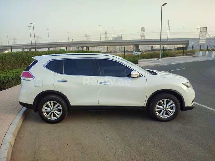 Nissan Xtrail (Helder Wit), 2016 te huur in Dubai