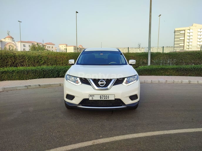 Nissan Xtrail (Helder Wit), 2016 te huur in Dubai