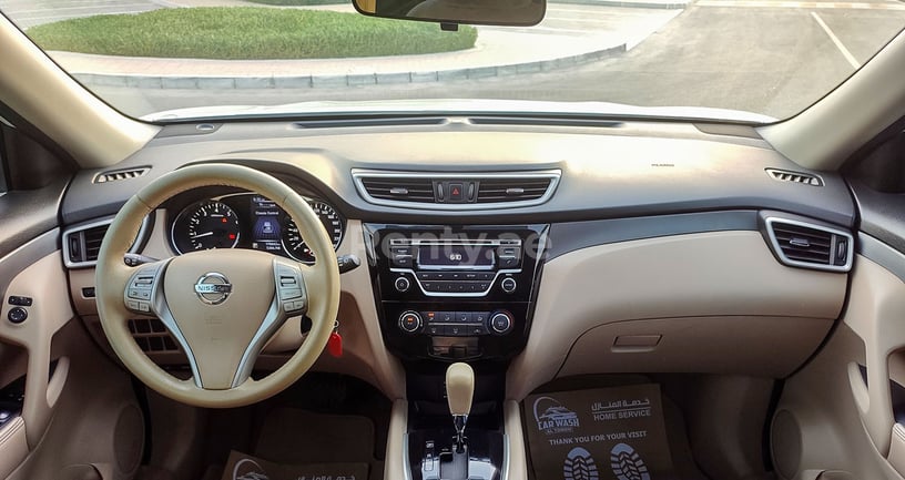Nissan Xtrail (Helder Wit), 2016 te huur in Dubai