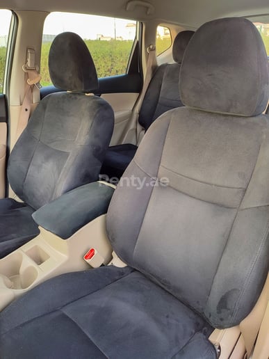 Nissan Xtrail (Helder Wit), 2016 te huur in Dubai
