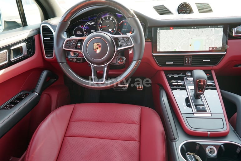 Porsche Cayenne (Reines Wei&szlig;), 2019  zur Miete in Dubai