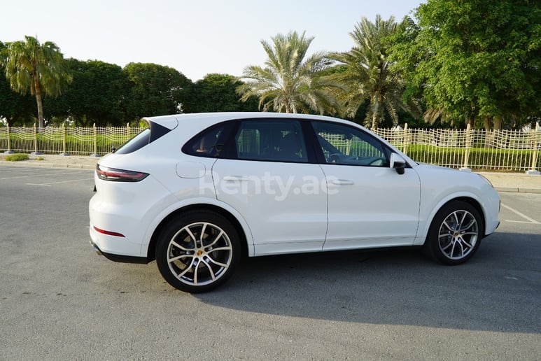 Porsche Cayenne (Reines Wei&szlig;), 2019  zur Miete in Dubai