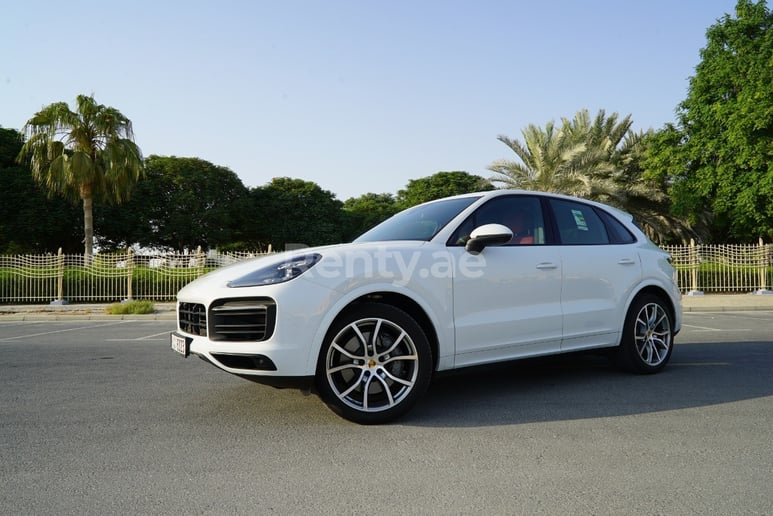 Porsche Cayenne (Reines Wei&szlig;), 2019  zur Miete in Dubai