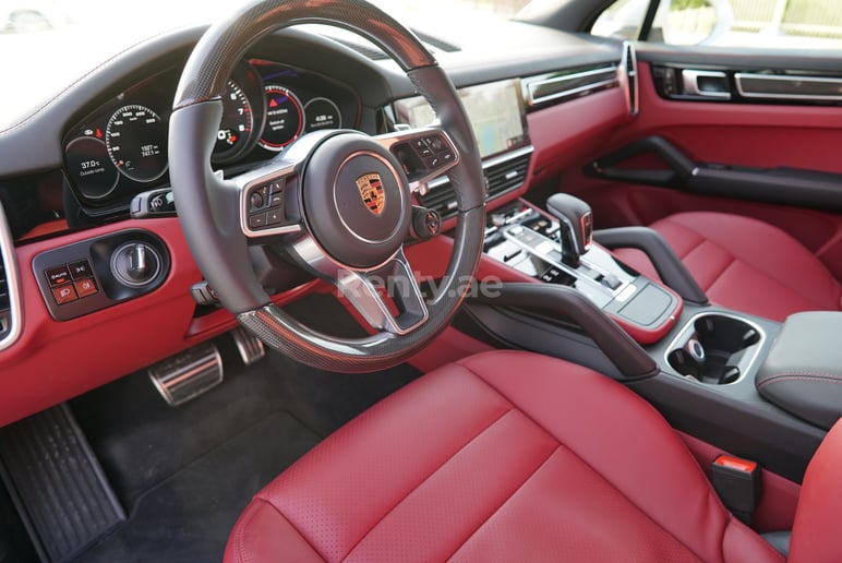 Porsche Cayenne (Reines Wei&szlig;), 2019  zur Miete in Dubai